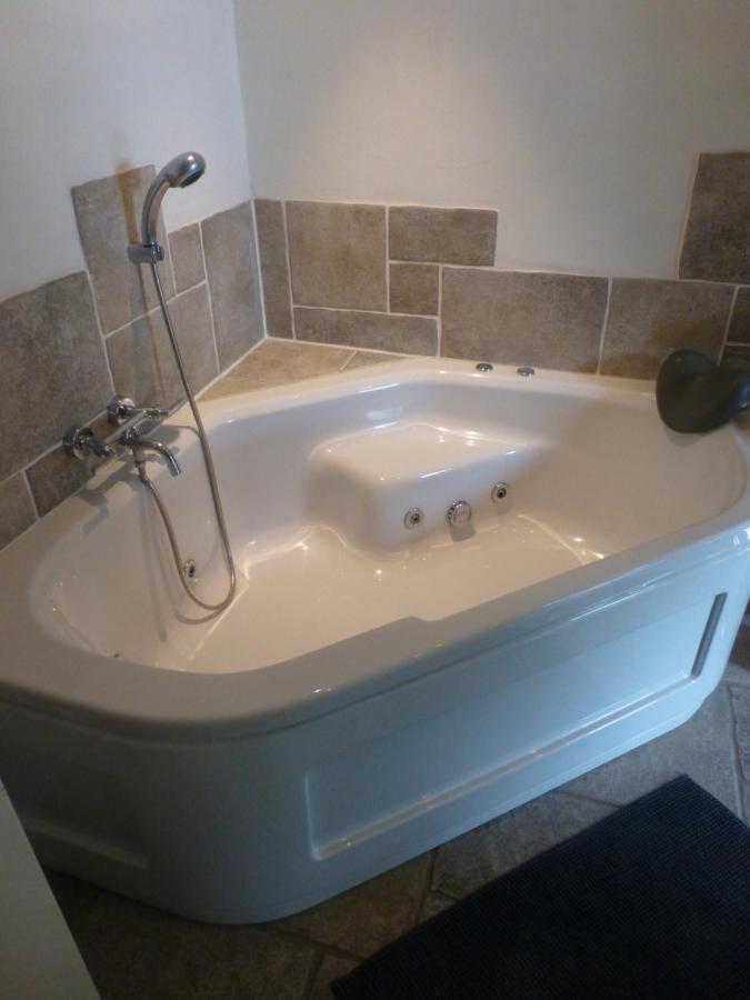 Vakantiehuis Onder De Peppel Met Sauna En Jacuzzi Wijk en Aalburg Ngoại thất bức ảnh